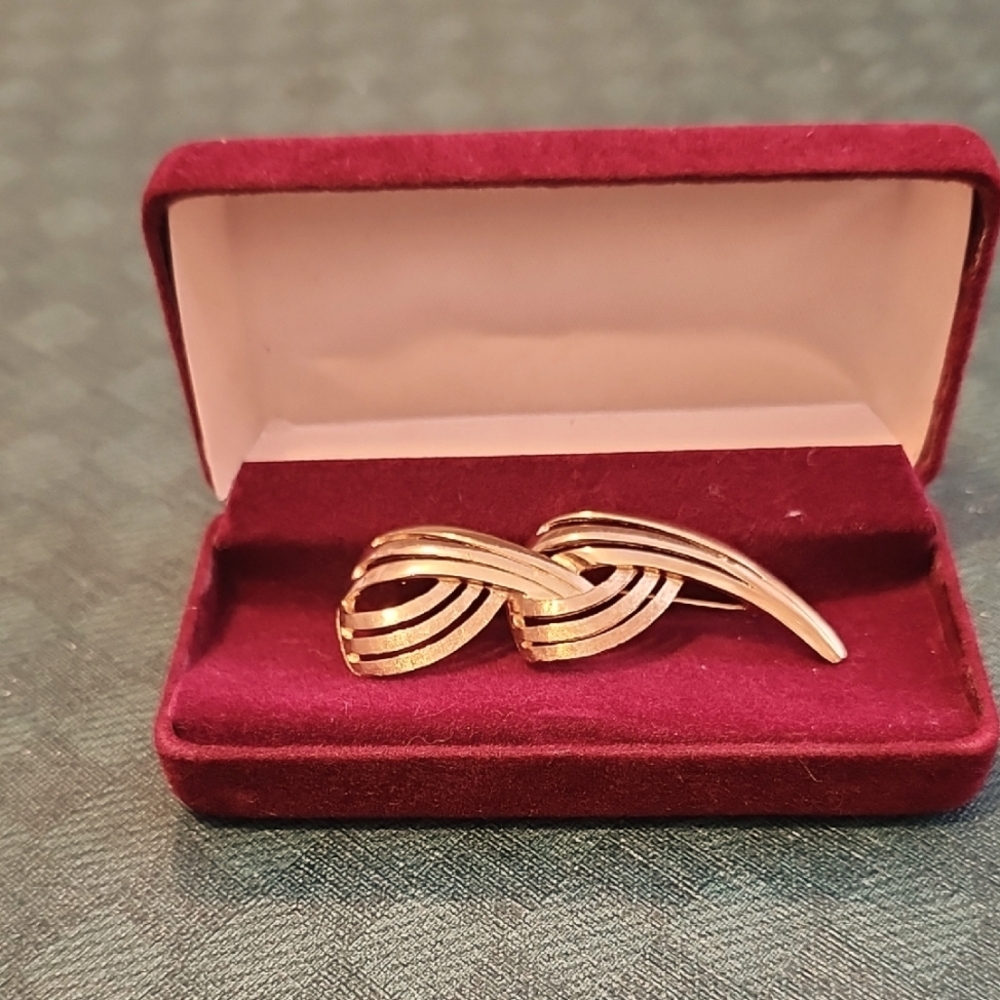 Elegant Gold-Tone Women's Brooch